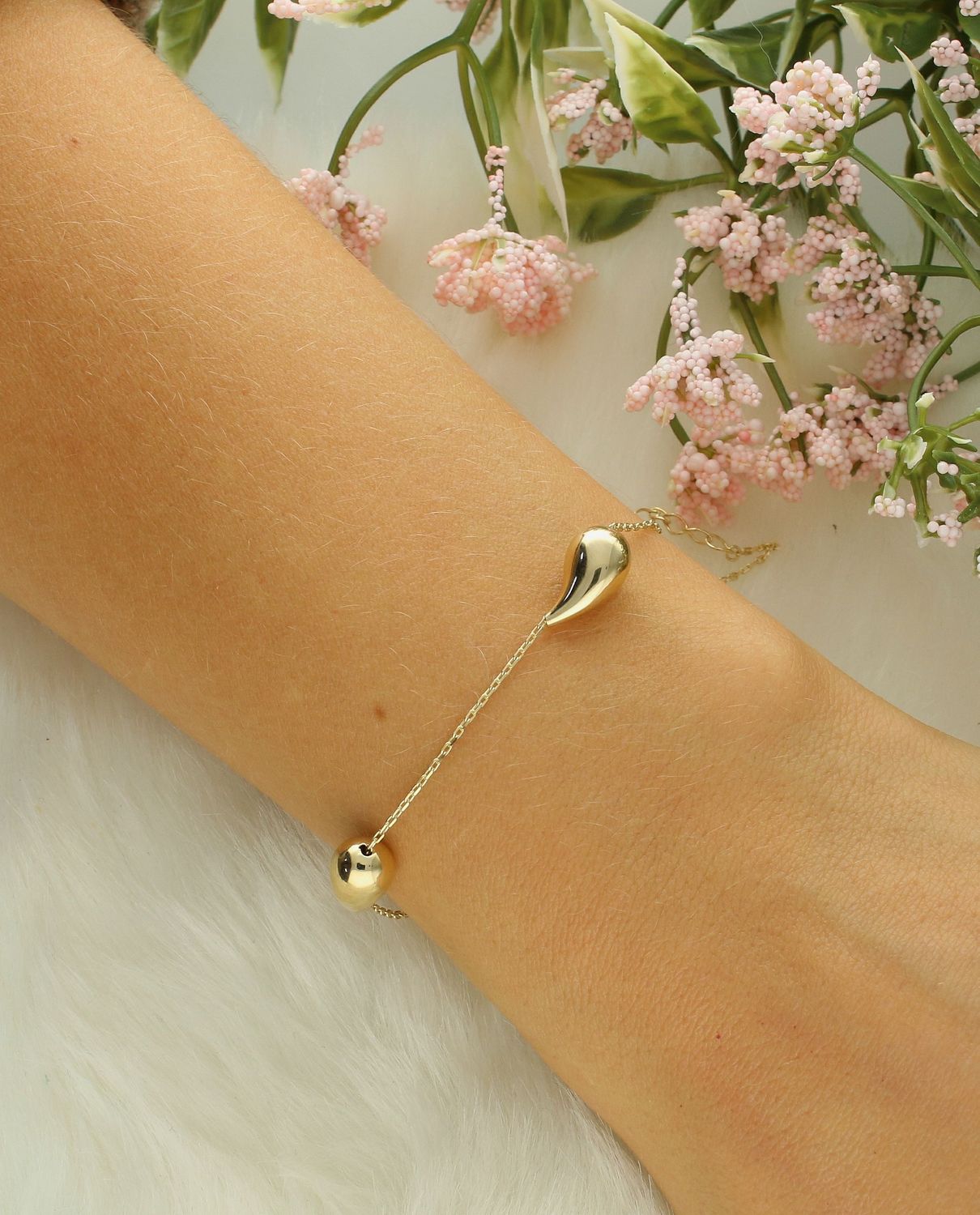 Bransoletka złota łezki próba 375, BR 8014 375 Złota bransoletka wykonana z 9 karatowego żółtego złota. Bransoletka to idealny pomysł na prezent. Złota biżuteria o oryginalnym wzorze z trzema łezkami 2.jpg